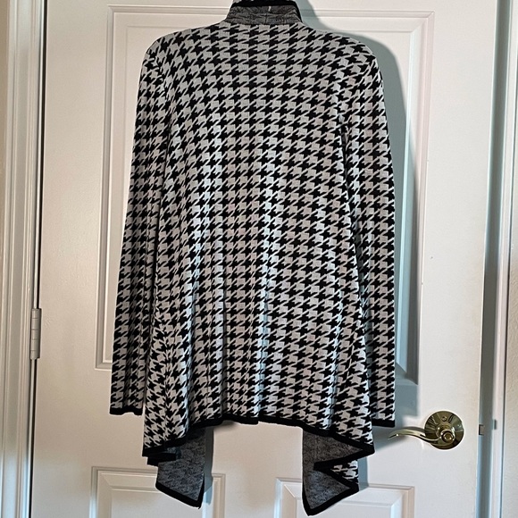 Black🖤 & 🤍White Houndstooth Cardigan - Picture 3 of 9